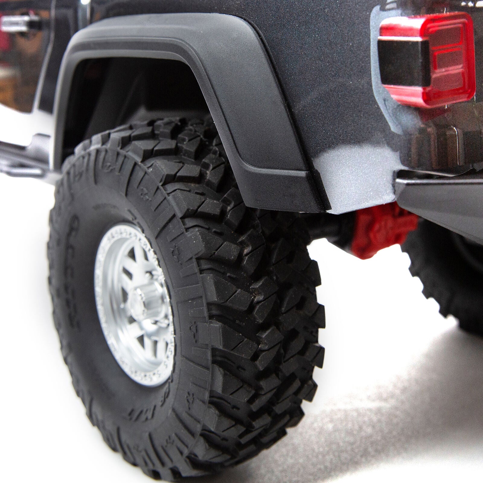 AXI03006BT1	SCX10 III Jeep JT Gladiator w/Portals 1/10 RTR Gry