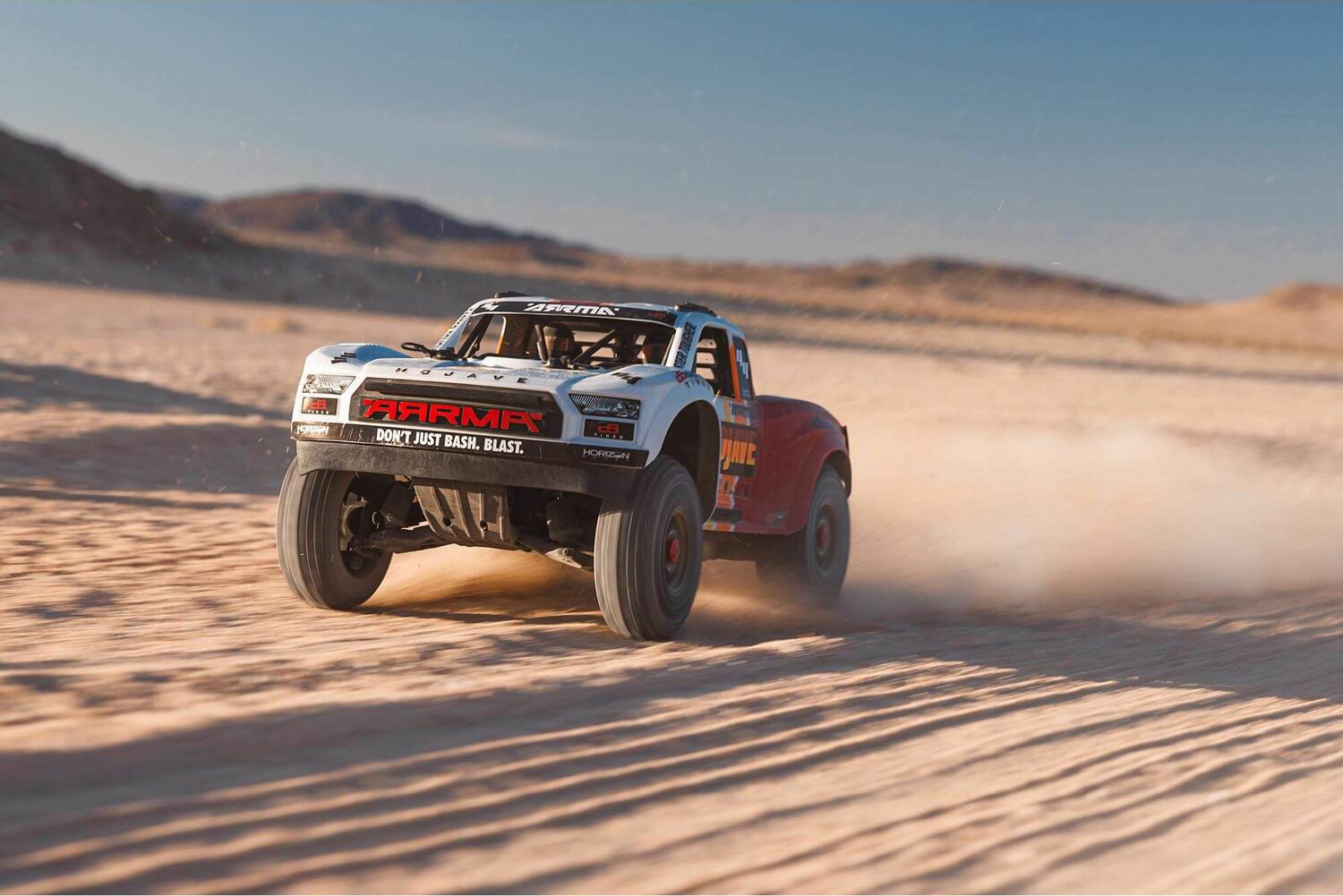 1/8 MOJAVE 4X4 4S BLX Desert Truck RTR, White